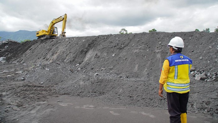 Petugas Satgas penanggulangan bencana Balai Besar Wilayah Sungai (BBWS) Brantas menggunakan alat berat saat menyelesaikan pembuatan tanggul di Kecamatan Pasirian, Lumajang, Jawa Timur, Selasa (18/11/2025). Perbaikan tanggul setinggi lima meter dengan panjang 150 meter tersebut sebagai upaya darurat untuk mengantisipasi banjir lahar Gunung Semeru, dengan dukungan tiga unit ekskavator serta 350 jumbo bag guna mempercepat penguatan tanggul dan normalisasi aliran sungai. ANTARA FOTO/Irfan Sumanjaya/YU