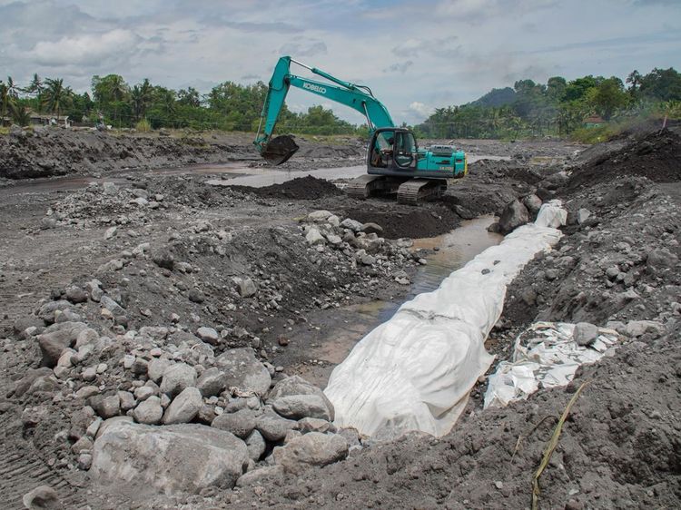 Tanggul Darurat Dibangun untuk Cegah Banjir Lahar Semeru di Lumajang