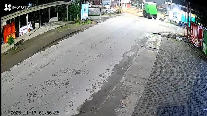 Tangkapan CCTV pikap curi gerobak kontainer di Blitar