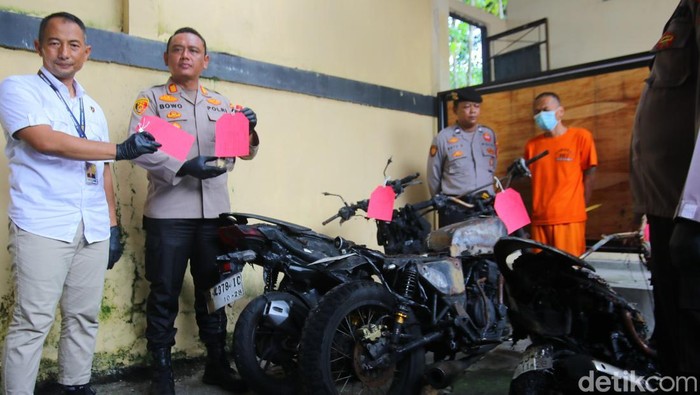 Mutakin, pelaku pembakaran tiga kendaraan dan rumah di Gamping, Sleman, saat dirilis di Polsek Gamping, Selasa (18/11/2025).