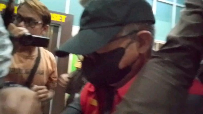 Tersangka Wilson Sutantio, Direktur PT BSS- SAL digiring ke mobil tahanan Kejati Sumsel