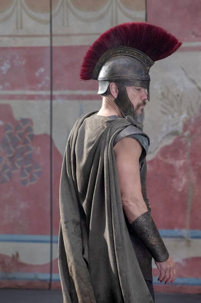 Penampilan atletis Matt Damon menjadi perhatian dalam film terbaru besutan Christopher Nolan, The Odyssey. Tak disangka, pemeran Odysseus memakai double stunt wanita, Devyn Dalton. Foto: Dok. Ist