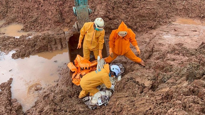 Tim SAR mengevakuasi korban longsor di Desa Cibeunying, Kecamatan Majenang, Kabupaten Cilacap, Selasa (18/11/2025).