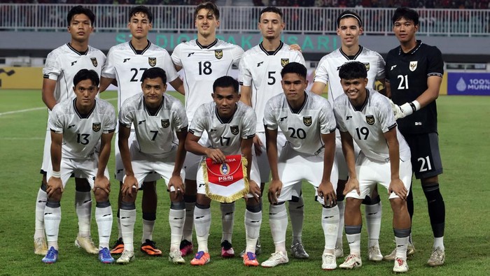 Pesepak bola Timnas Indonesia U-23 Rivaldo Enero Pakpahan (kiri) mencoba merebut bola dari pesepak bola Mali U-23 Hamidou Makalou (kanan) pada laga persahabatan di Stadion Pakansari, Kabupaten Bogor, Jawa Barat, Selasa (18/11/2025). ANTARA FOTO/Yulius Satria Wijaya.