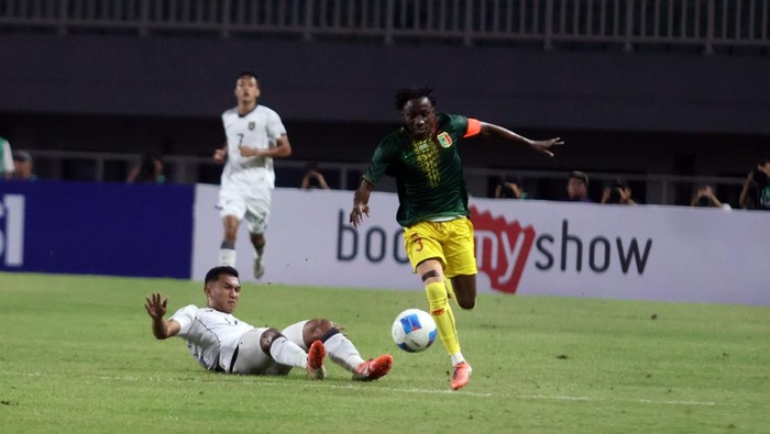 Pesepak bola Timnas Indonesia U-23 Rivaldo Enero Pakpahan (kiri) mencoba merebut bola dari pesepak bola Mali U-23 Hamidou Makalou (kanan) pada laga persahabatan di Stadion Pakansari, Kabupaten Bogor, Jawa Barat, Selasa (18/11/2025). ANTARA FOTO/Yulius Satria Wijaya.