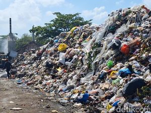 Mataram Dikepung 10 Ribu Ton Sampah Imbas Pembatasan TPA Kebon Kongok