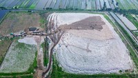 Foto udara alat berat meratakan sampah di Tempat Pembuangan Akhir (TPA) Sampah Griyo Mulyo Jabon, Sidoarjo, Jawa Timur. ANTARA FOTO/Umarul Faruq