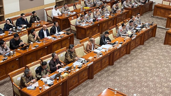 Wakapolri Komjen Dedi Prasetyo saat rapat bersama Komisi III DPR di kompleks parlemen, Senayan, Jakarta, Selasa (18/11/2025).