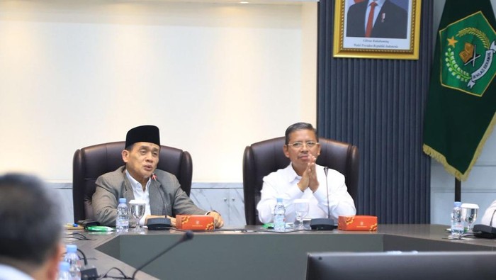 Wakil Menteri Agama (kiri) dan Dirjen Pendis Amin Suyitno (kanan) membahas tentang hadirnya madrasah vokasi.