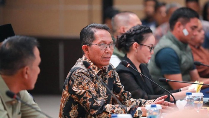 Wali Kota Batam, Amsakar Achmad, bersama Wakil Wali Kota, Li Claudia Chandra, memimpin Rapat Koordinasi Penanganan Persampahan Kota Batam. (Dok Diskominfo)