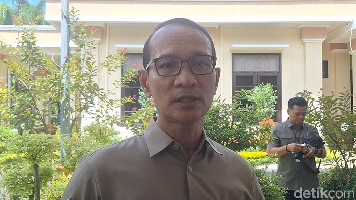 Wali Kota Mataram Mohan Roliskana, saat diwawancarai Selasa (18/11/2025). (Nathea Citra/detikBali)