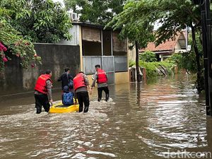 Pondok Karya Jaksel Banjir 80 Cm, Warga Diantar Pakai Perahu Karet
