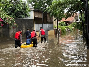 Pondok Karya Jaksel Banjir 80 Cm, Warga Diantar Pakai Perahu Karet
