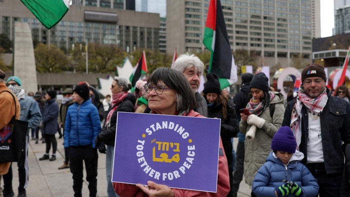 Seruan dukungan untuk Palestina menggema di pusat Kota Toronto pada Minggu (17/11/2025). Ribuan warga berkumpul di area Balai Kota, mengibarkan bendera Palestina sambil membawa spanduk berisi pesan solidaritas. Aksi ini berlangsung hangat dan penuh semangat, menyusul keputusan Kanada yang secara resmi mengakui negara Palestina pada September lalu. REUTERS/Wa Lone