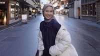 Xaviera Putri dalam acara TV Korea mengenalkan pariwisata dan budaya Indonesia. Aku ke Pulau Seribu, snorkeling di sana, terus ke Yogya, Borobudur. 5 hari produksinya. Syutingnya lumayan 3-4 tempat sehari, katanya. (Foto: dok Instagram xavieraaputri)