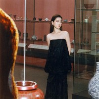 Selain cantik, wanita lulusan Tsinghua University ini pernah dinobatkan sebagai salah satu wanita muda terkaya di dunia versi Forbes 2017. Menurut firma riset keuangan Hurun, Zhang dan Liu memiliki aset gabungan sebesar 58 miliar yuan (Rp 136 triliunan). Foto: Instagram @voguechina