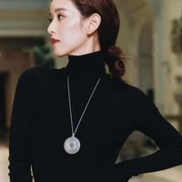 Selagi jadi direktur tamu, Zhang juga didaulat untuk menghiasi cover majalah elite tersebut. Zhang pun dipuji karena gaya elegan dan kecantikannya. Sejak dulu, ia memang sudah dikenal karena pesonanya bahkan menerima tawaran peran dalam film “The Flowers of War” arahan Zhang Yimou yang sayangnya ditolak karena ingin fokus pada studi. Foto: Instagram @voguechina