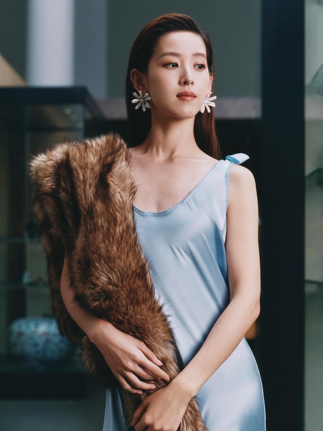 Zhang sendiri pertama kali jadi perbincangan saat fotonya yang membawa milk tea tersebar di internet saat dia masih SMA. Paras cantik dan imutnya jadi perhatian. Foto: Instagram @voguechina