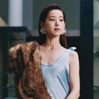 Zhang sendiri pertama kali jadi perbincangan saat fotonya yang membawa milk tea tersebar di internet saat dia masih SMA. Paras cantik dan imutnya jadi perhatian. Foto: Instagram @voguechina