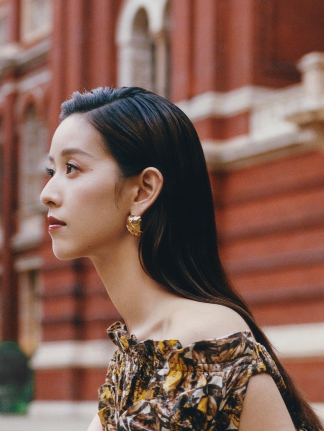 Menikahi pendiri JD.com, Zhang Zetian memegang posisi penting di perusahaan tersebut, termasuk sebagai penasihat untuk bisnis fashion perusahaan. Wanita yang dikenal stylish itu pun sering menghadiri fashion week dan fashion show brand-brand kenamaan. Foto: Instagram @voguechina