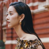 Menikahi pendiri JD.com, Zhang Zetian memegang posisi penting di perusahaan tersebut, termasuk sebagai penasihat untuk bisnis fashion perusahaan. Wanita yang dikenal stylish itu pun sering menghadiri fashion week dan fashion show brand-brand kenamaan. Foto: Instagram @voguechina