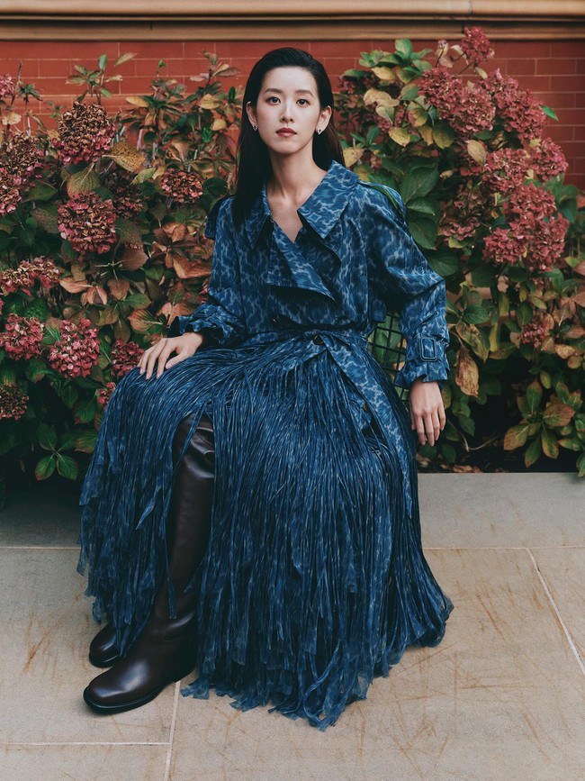 Zhang Zetian adalah wanita yang pernah viral sebagai ‘Gadis Milk Tea’ karena kecantikannya. Setelah menikah dengan bos e-commerce, Richard Liu, Zhang merintis karier sebagai pengusaha sampai dinobatkan sebagai miliuner termuda China. Foto: Instagram @voguechina