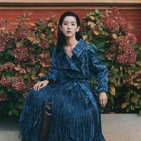 Zhang Zetian adalah wanita yang pernah viral sebagai ‘Gadis Milk Tea’ karena kecantikannya. Setelah menikah dengan bos e-commerce, Richard Liu, Zhang merintis karier sebagai pengusaha sampai dinobatkan sebagai miliuner termuda China. Foto: Instagram @voguechina