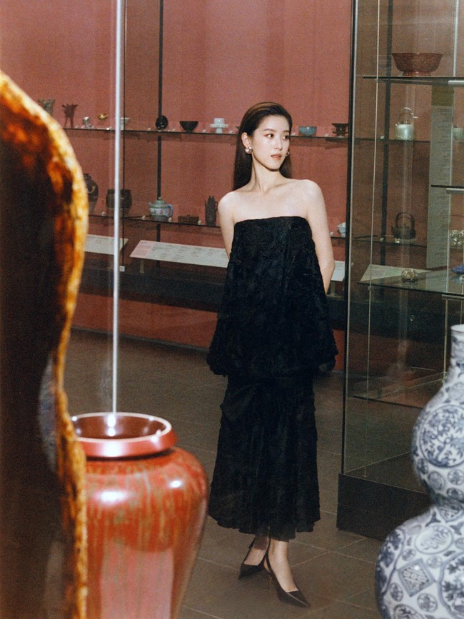 Zhang Zetian membangun kerajaan bisnis bersama suaminya, Richard Liu, yang pertama kali ditemuinya saat sama-sama menimba ilmu di New York.  Foto: Instagram @voguechina