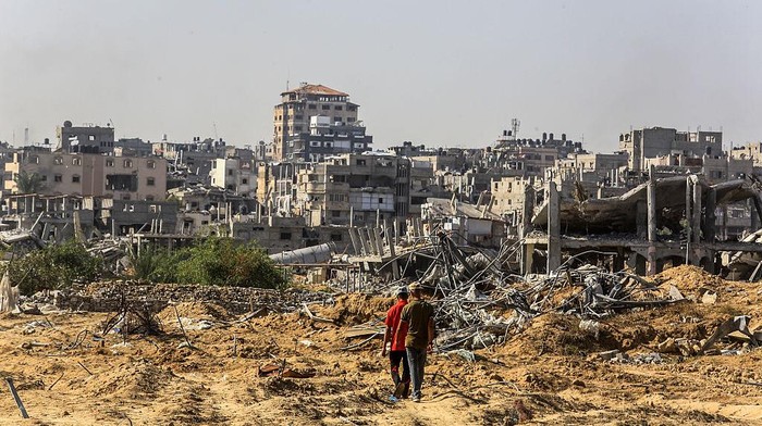 KHAN YUNIS, GAZA - NOVEMBER 18: Palestinians, who have returned to the city of Khan Yunis, which suffered severe destruction during Israels two-year-long attacks on the Gaza Strip, try to maintain their daily lives with limited resources amid the rubble of buildings destroyed in the attacks in Khan Yunis, Gaza on November 18, 2025. (Photo by Abed Rahim Khatib/Anadolu via Getty Images)