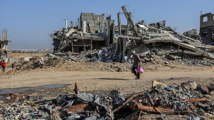 KHAN YUNIS, GAZA - NOVEMBER 18: Palestinians, who have returned to the city of Khan Yunis, which suffered severe destruction during Israels two-year-long attacks on the Gaza Strip, try to maintain their daily lives with limited resources amid the rubble of buildings destroyed in the attacks in Khan Yunis, Gaza on November 18, 2025. (Photo by Abed Rahim Khatib/Anadolu via Getty Images)