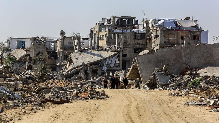 KHAN YUNIS, GAZA - NOVEMBER 18: Palestinians, who have returned to the city of Khan Yunis, which suffered severe destruction during Israels two-year-long attacks on the Gaza Strip, try to maintain their daily lives with limited resources amid the rubble of buildings destroyed in the attacks in Khan Yunis, Gaza on November 18, 2025. (Photo by Abed Rahim Khatib/Anadolu via Getty Images)