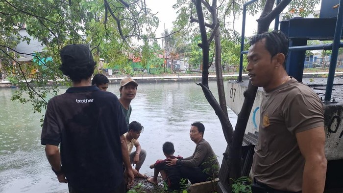 Aksi Penyelamatan Bocah di Jakut