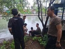Video: Heroik! Bhabinkamtibmas Selamatkan Remaja Terbawa Arus di Kali Koja