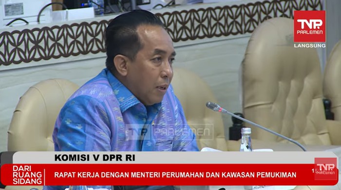 Anggota Komisi V DPR Mori Hanafi dalam rapat kerja Komisi V DPR dengan Kementerian PKP