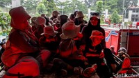 Selain itu, anak-anak juga diajak untuk melihat langsung mobil pemadam kebakaran dan peralatan yang digunakan dalam operasi pemadaman.   