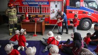 Selain itu, tugas lain seperti evakuasi ular juga dikenalkan kepada anak-anak.   