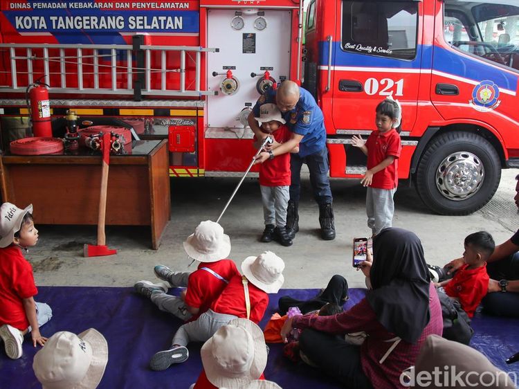 Antusias Anak-anak Belajar Pemadam Kebakaran di Tangsel