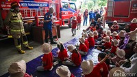 Pelajar TK Cikal Mentari mengikuti edukasi profesi pemadam kebakaran di Dinas Pemadam Kebakaran dan Penyelamatan Kota Tangerang Selatan, Rabu (19/11/2025). Kunjungan ini bertujuan untuk mengenalkan anak-anak pada pentingnya kesadaran akan bahaya kebakaran dan cara menghadapi situasi darurat sejak usia dini.