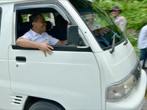 Video: Aksi Menteri Bahlil Narik Angkot di Fakfak, Kenang Masa Lalu