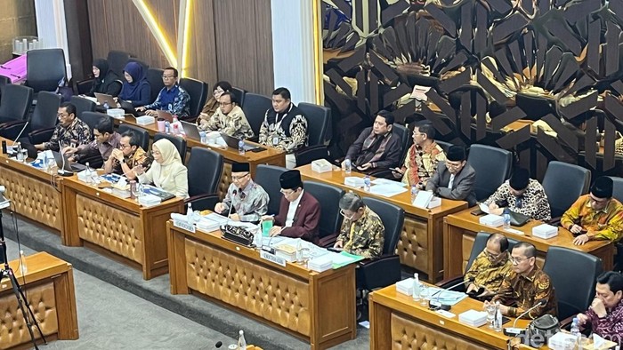 Baleg DPR RI menyelenggarakan Rapat Kerja meninjau ulang UU Guru dan Dosen. Rapat bersama Kemendikdasmen dan Kemenag ini digelar di ruang Baleg DPR, Kompleks Parlemen, Senayan, Jakarta, Rabu (19/11/2025).