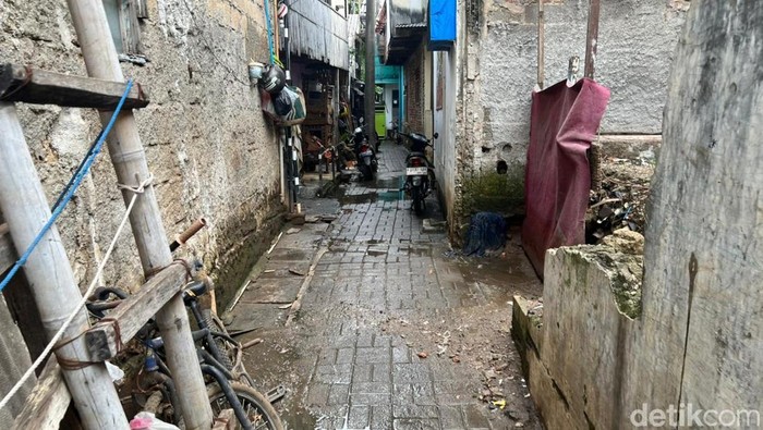 Banjir di Rawa Buaya, Jakarta Barat (Jakbar), surut. Banjir akibat luapan Kali Angke itu menyisakan lumpur dan sampah di sekitar rumah warga. (Adhfar/detikcom).