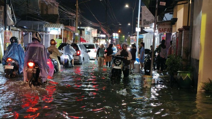 Banjir di Sidoarjo setelah diguyur hujan selama sekitar 4 jam