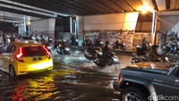 Namun, kondisi berbeda terjadi di kawasan Gading Fajar dan Sidokare, dua titik yang kerap menjadi langganan banjir saat hujan deras. Di wilayah ini, tinggi genangan mencapai selutut orang dewasa. Banyak motor mogok dan tertinggal di tengah jalan.
