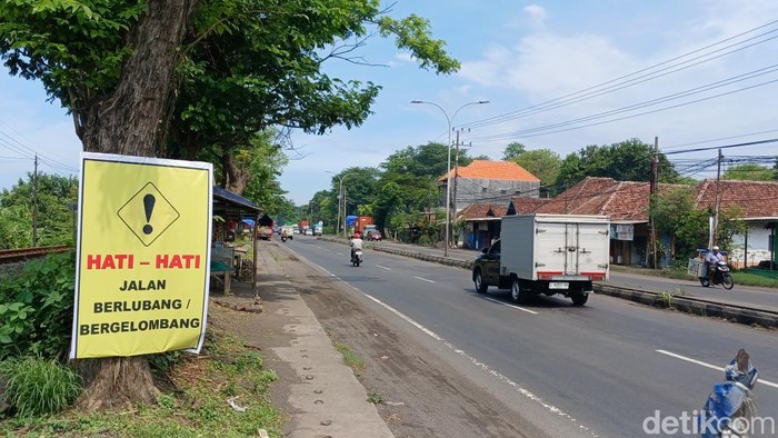 Banner peringatan jalan bergelombang di jalur pantura Pasuruan