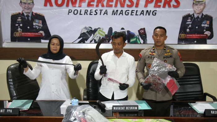 Barang bukti celurit dan gesper yang diamankan petugas dari kasus di Pirikan, Secang, Magelang, dalam rilis Rabu (19/11/2025).