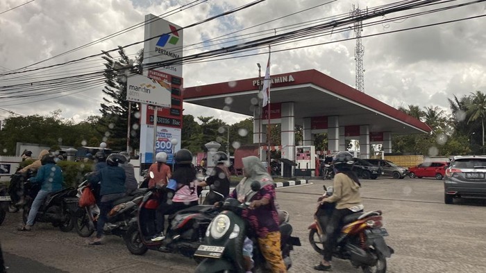 Antrean di salah satu SPBU di Kota Pangkalpinang.