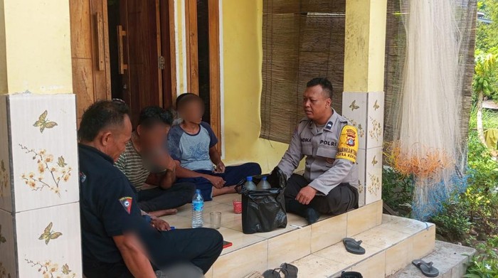 Bhabinkamtibmas Desa Kekait, Aipda Andika Priyono mediasi dua bersaudara yang nyaris saling bacok, Rabu (19/11/2025).