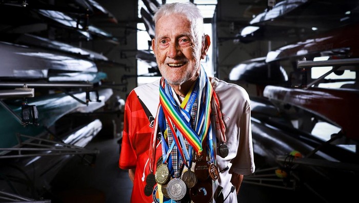 Odilon Maia Martins, 96, the world's oldest active rower, does weight training alongside his grandson Diogo da Silva Martins during a training session at the Aldo Luz rowing club in Florianopolis, Brazil, on October 28, 2025. REUTERS/Diego Vara