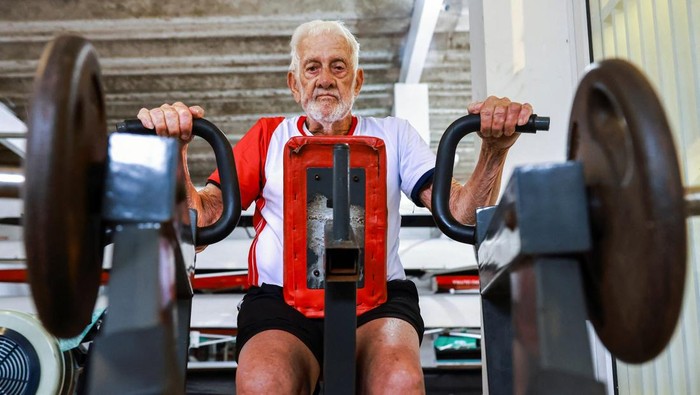 Odilon Maia Martins, 96, the world's oldest active rower, does weight training alongside his grandson Diogo da Silva Martins during a training session at the Aldo Luz rowing club in Florianopolis, Brazil, on October 28, 2025. REUTERS/Diego Vara