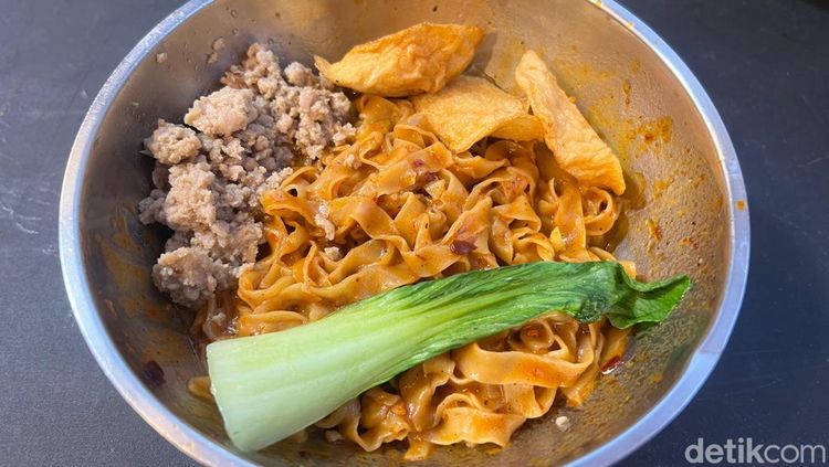 Warung Tenda Ini Tawarkan Mie Singapura dan India Harganya 20 Ribuan!